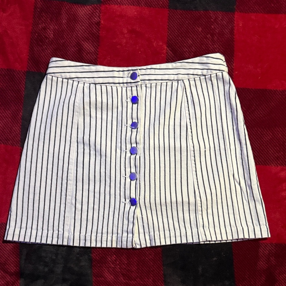 En Creme White and Black Striped Mini Skirt